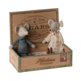 Oma und Opa Maus mit Zigarrenschachtel /Grandma and Grandpa mice in cigarbox, Maileg