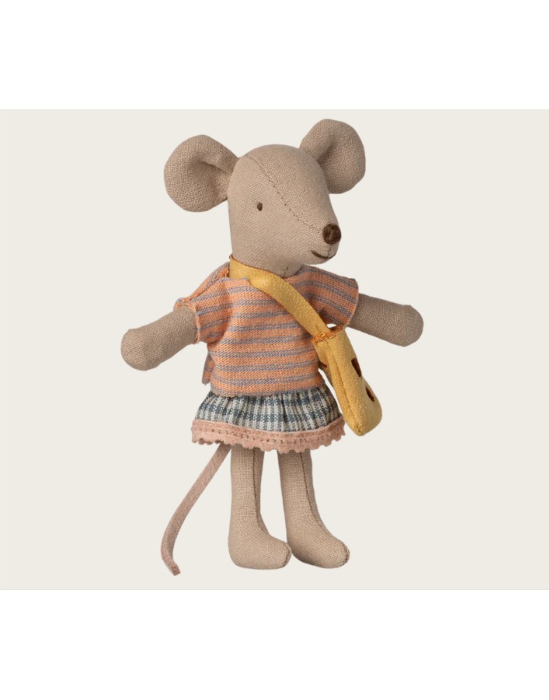 Kleine Schwester Maus mit Tasche