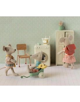 Kleine Schwester Maus mit Tasche